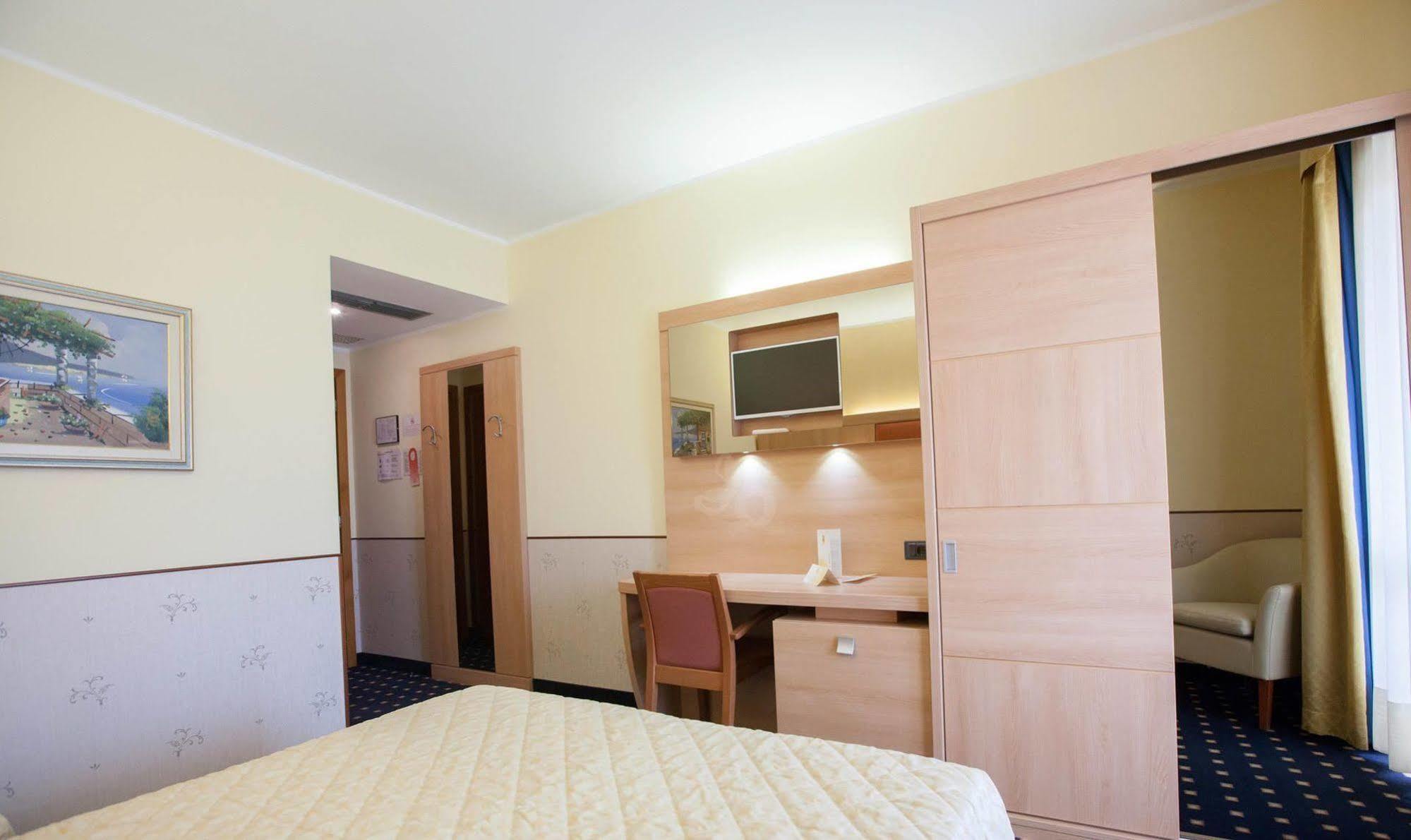 Hotel Gardenia & Villa Charme Adults Friendly 4Star Service Bardolino Bagian luar foto